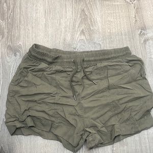 Universal thread dark green shorts